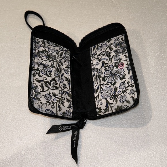 Vera Bradley Black Wristlet Wallet with Phone and Card Pockets New without tags - Picture 1 of 4